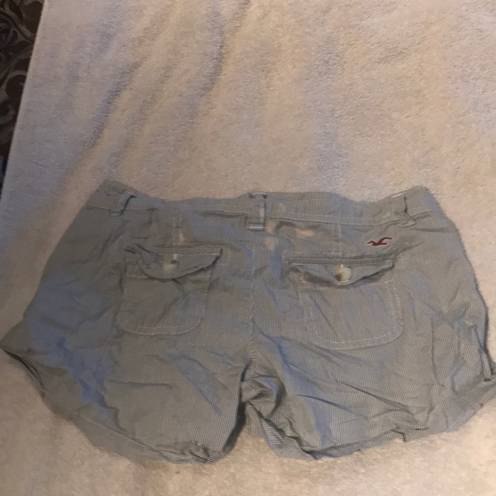 Short shorts - Picture 3 of 3